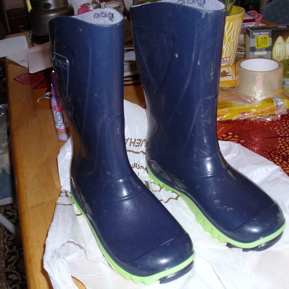 size 3 skeeper boots like a muck boot